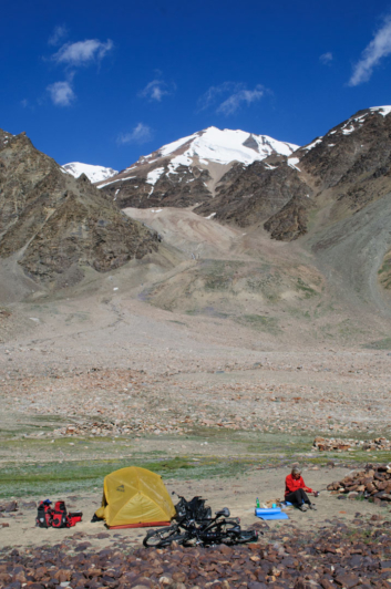 Camping near the top of the Baralacha la pass.