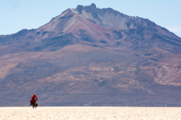 Cycling towards a volcanoe on the Salar de Uyuni in Bolivia.