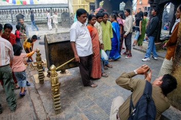 nepal-swayambhunath-people